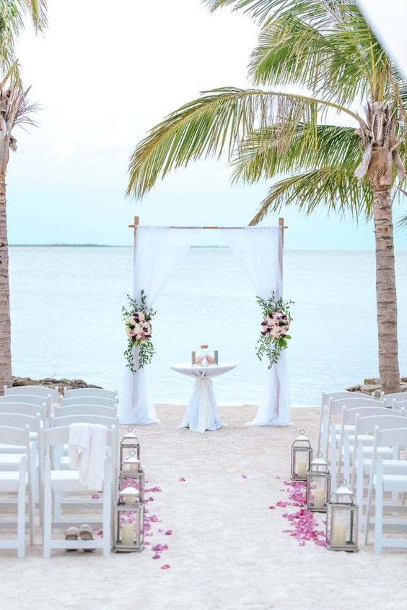 Florida with its beach weddings establishes the tone for a romantic and comfortable atmosphere