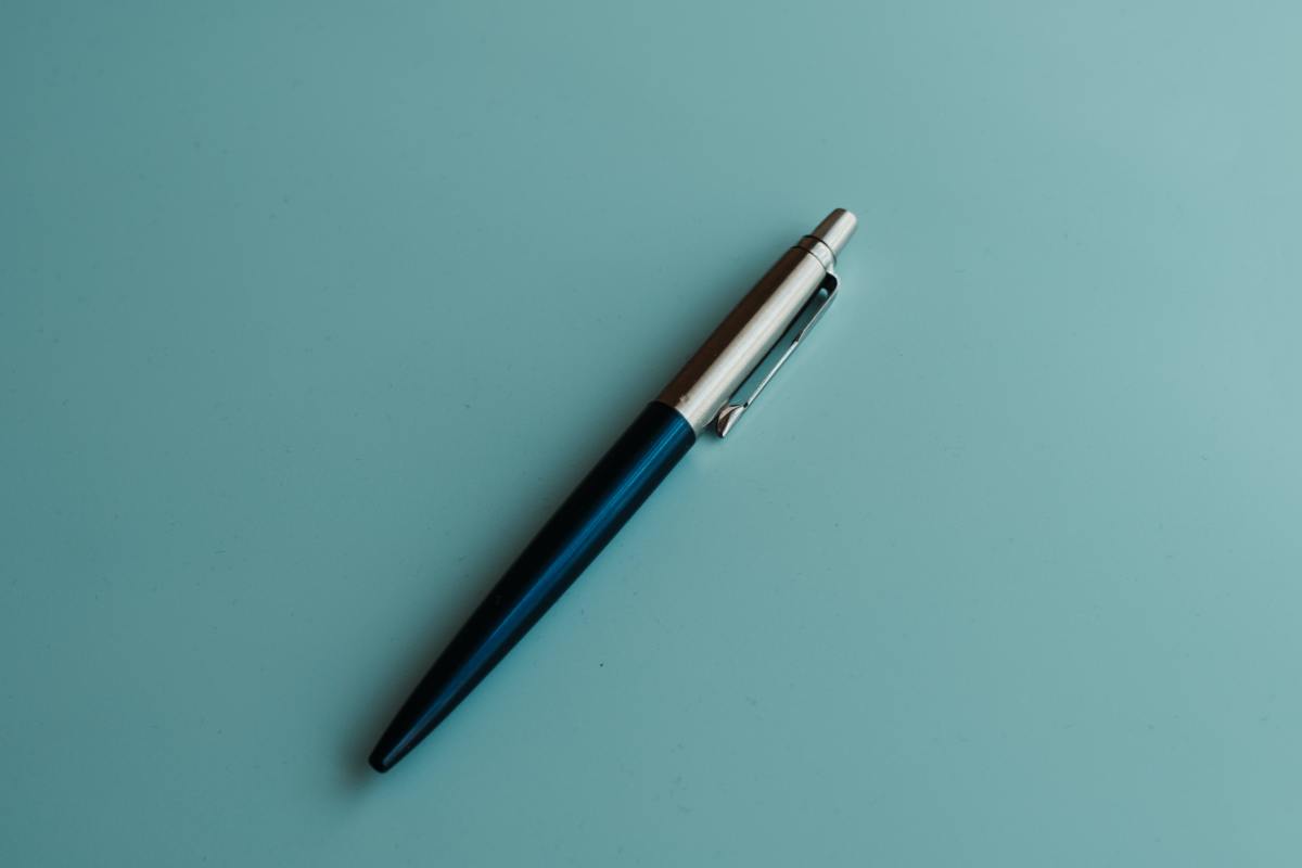 The best pen for shorthand . . . doesn't exist. Use a pencil. 