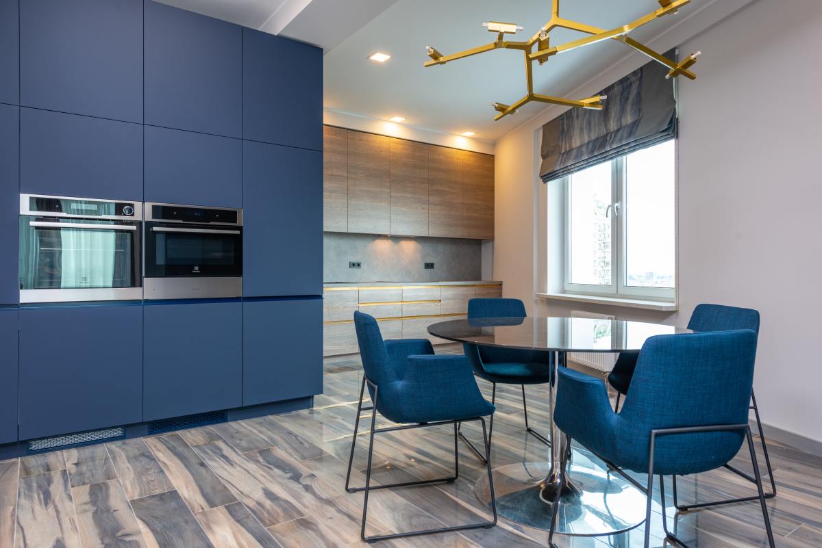 A minimalist way to go about the kitchen is to opt for blue cabinets and blue furniture.