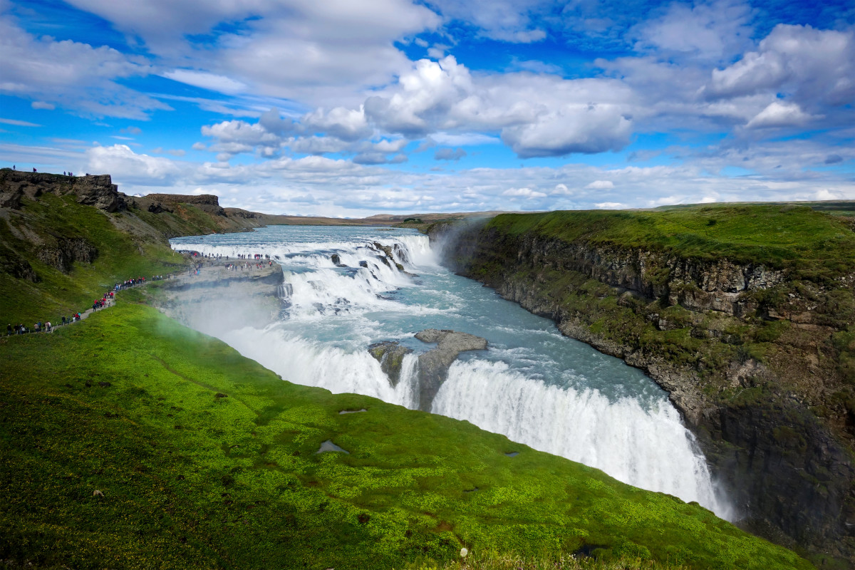 Hiker Gets a Welcome and Adorable Surprise on a Trail in Iceland ...