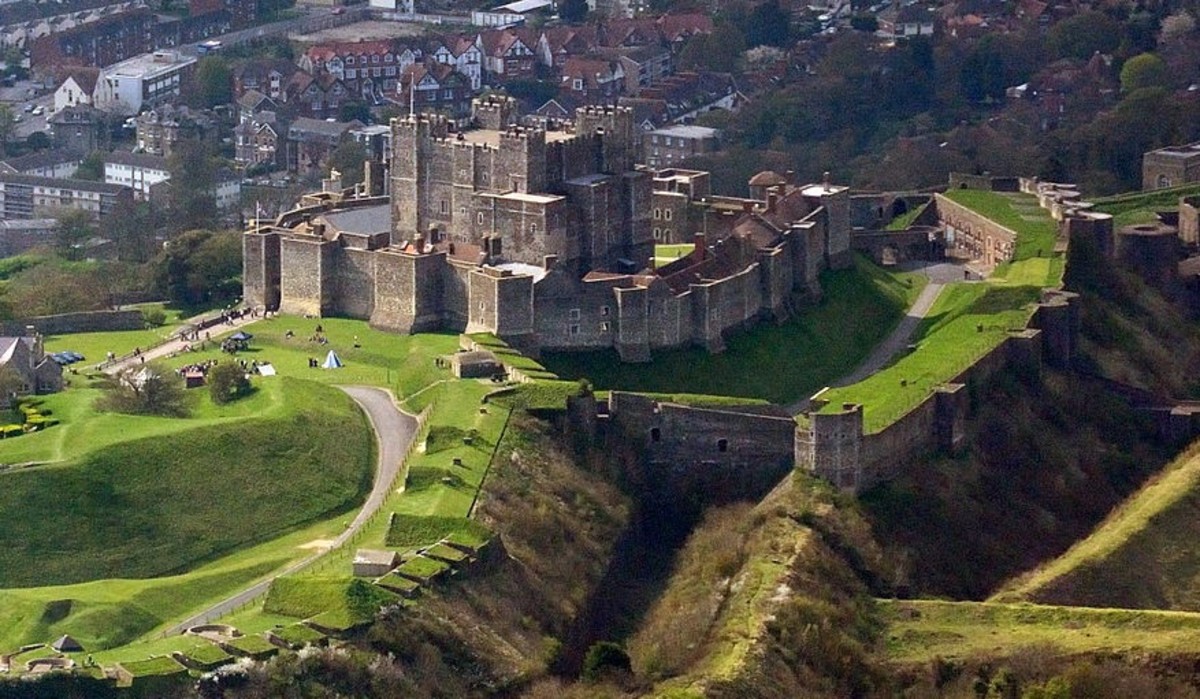 肯特郡的多佛城堡是英格兰最大的城堡。它在12世纪和13世纪是一个重要的防御堡垒。
