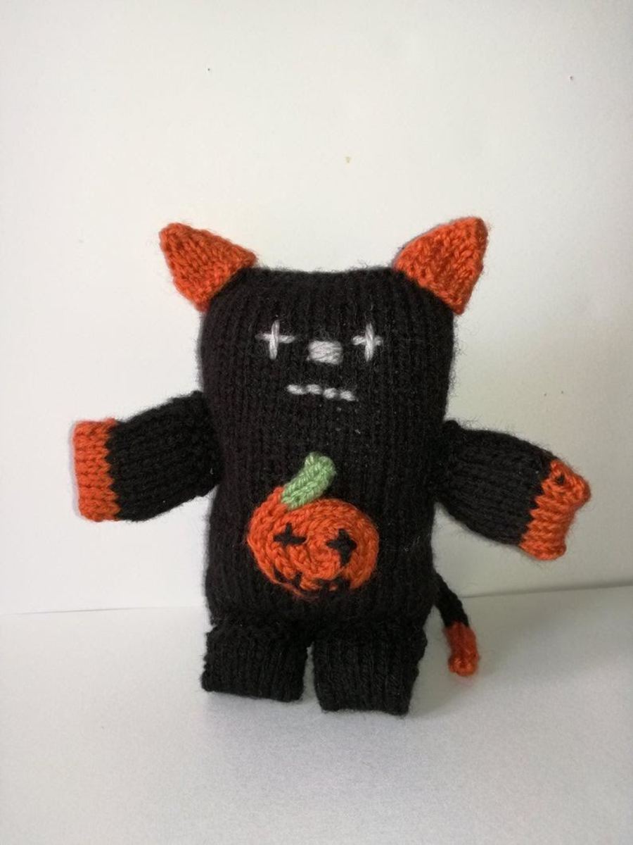 Knitted Halloween Cat (With Pattern)