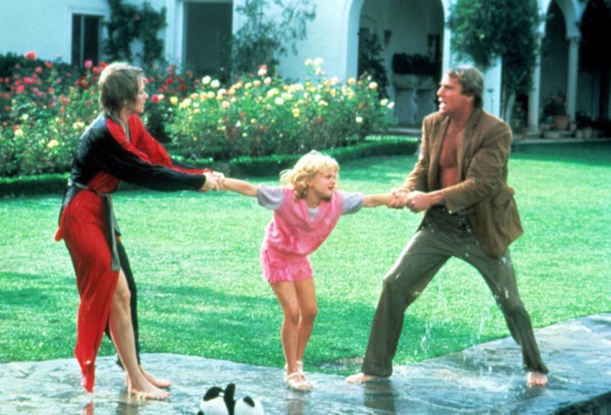Lucy engages in a tug of war for daughter Casey (Drew Barrymore) with ex-husband Albert (Ryan O'Neal)