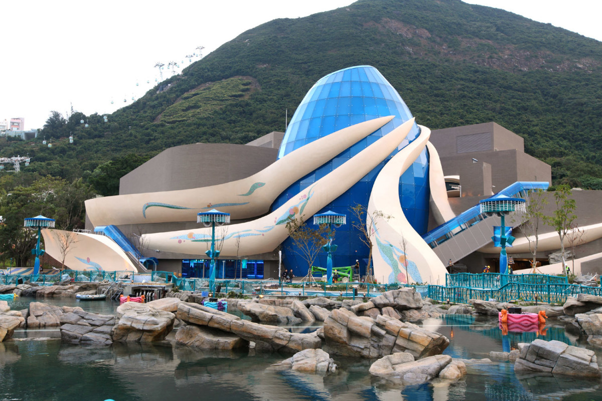 Hong Kong's Ocean Park debuted its Aqua City attraction zone, which includes a 5,244,000-litre Grand Aquarium. A stunning 5.5-meter dome, a 13-meter-wide acrylic viewing panel, 5,000 fish, and more than 400 species may all be found in the aquarium.