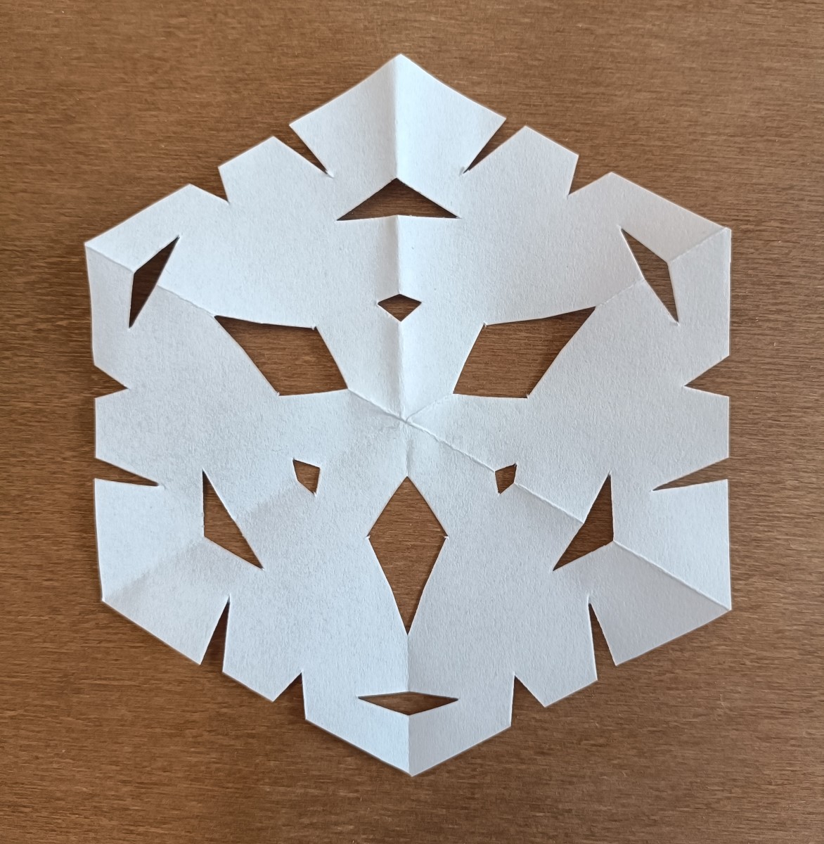 How to Make a Mathematical Paper Snowflake (Christmas Crafts) - FeltMagnet