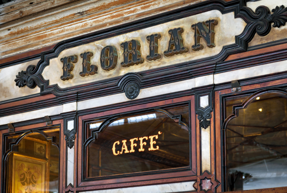 Woman s Visit To The Oldest Cafe In The World In Venice Is Nothing the-oldest-cafe-in-venice-old-things-cafe-venice