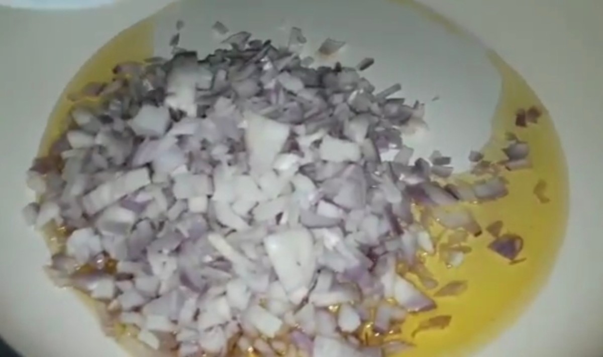 In a pan, fry the onions in some oil until they turn soft.