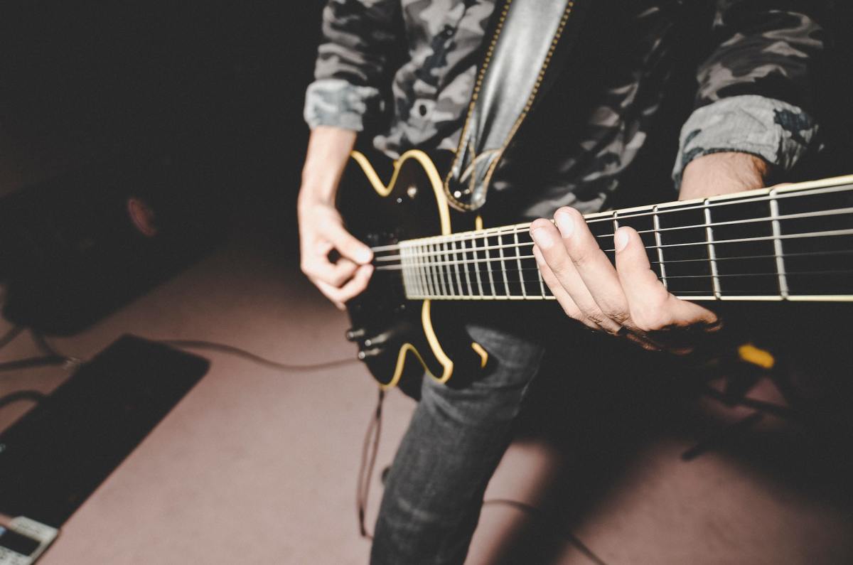 Lead Guitar vs. Rhythm Guitar Explained: What’s the Difference and Which Is Harder?