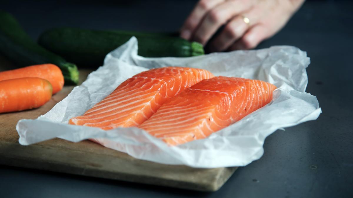 The Best Foods and Supplements for Healing Hashimoto’s 3 Eating fish like salmon is a great way to decrease your risk of inflammation.