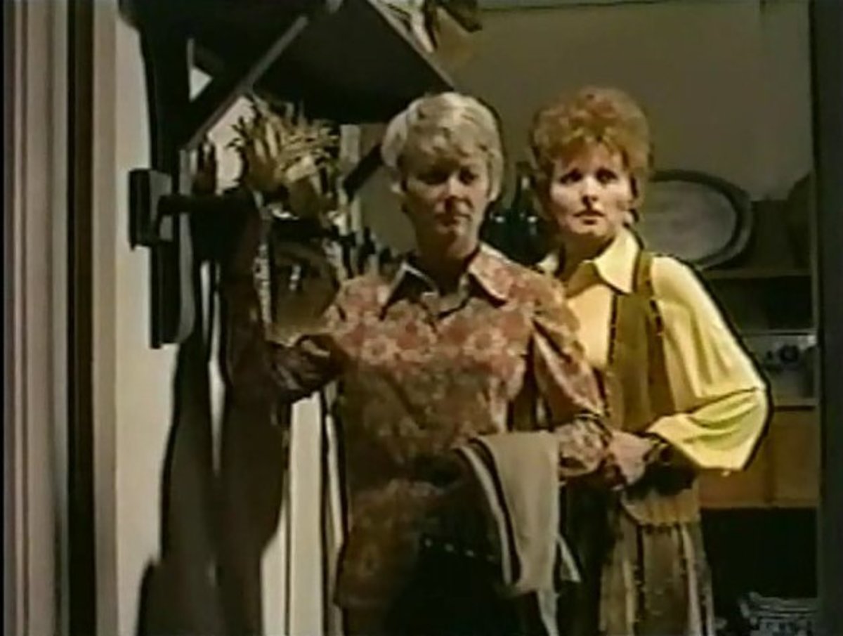 Maggie (Hope Lange) and Felicia (Patricia Barry) explore the house Maggie's inherited