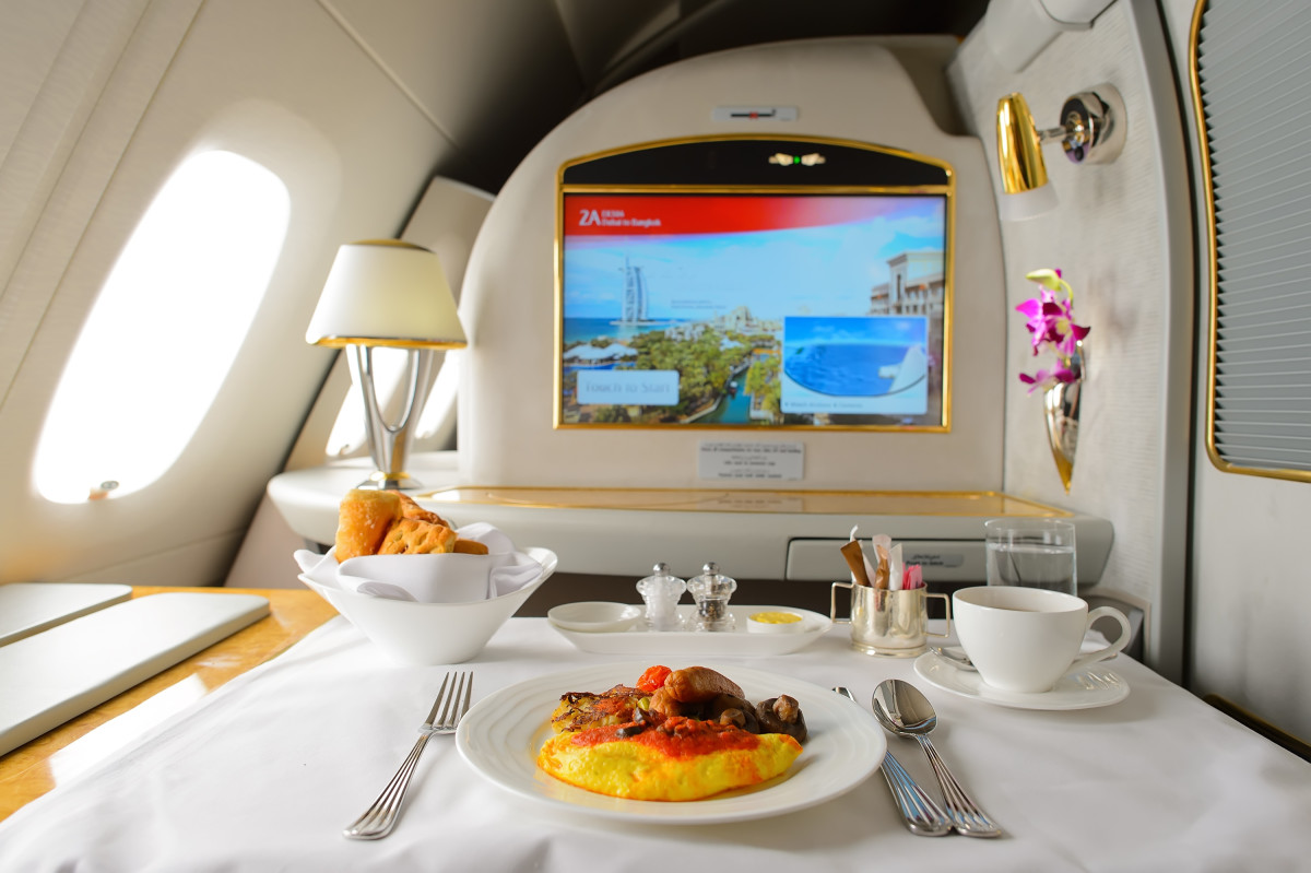 Man's $11k 'Emirates' First Class Seat Review Is Totally Over-the-Top ...