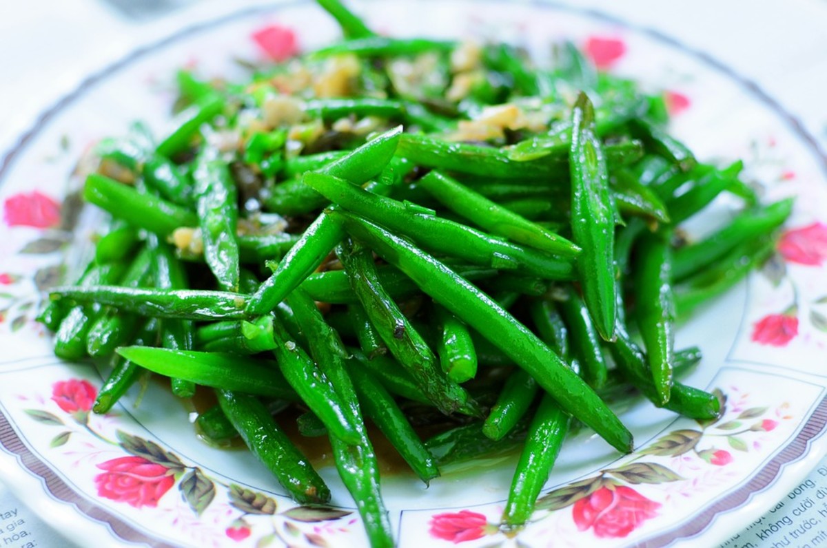 How Does the Nutritional Content of Green Peas and Green Beans Differ