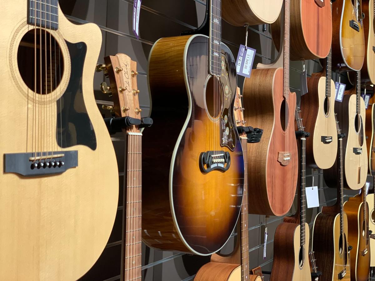 Choosing the right guitar can be confusing for beginners. 