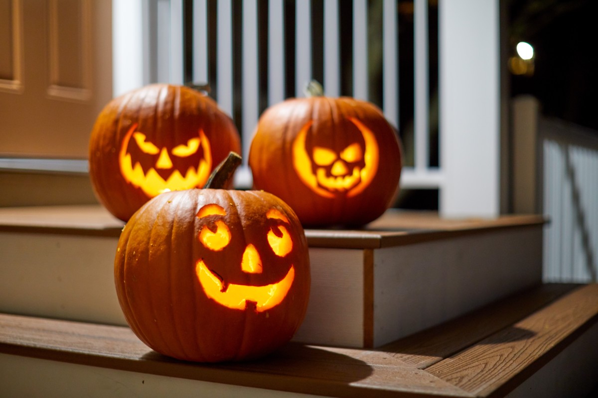 toddler-sees-parents-jokingly-wear-carved-pumpkins-on-their-heads-and