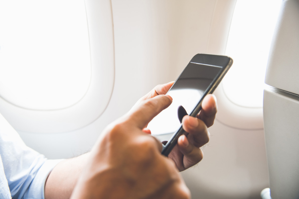 Man AirDrops Message to Everyone on the Plane and Gets an Unexpected ...