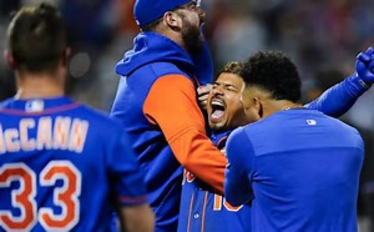Eduardo Escobar's walk-off single in the 10th inning wins it for the Mets. He drove in all 5 runs on Wednesday night as the Mets came back to beat the Marlins 5-4