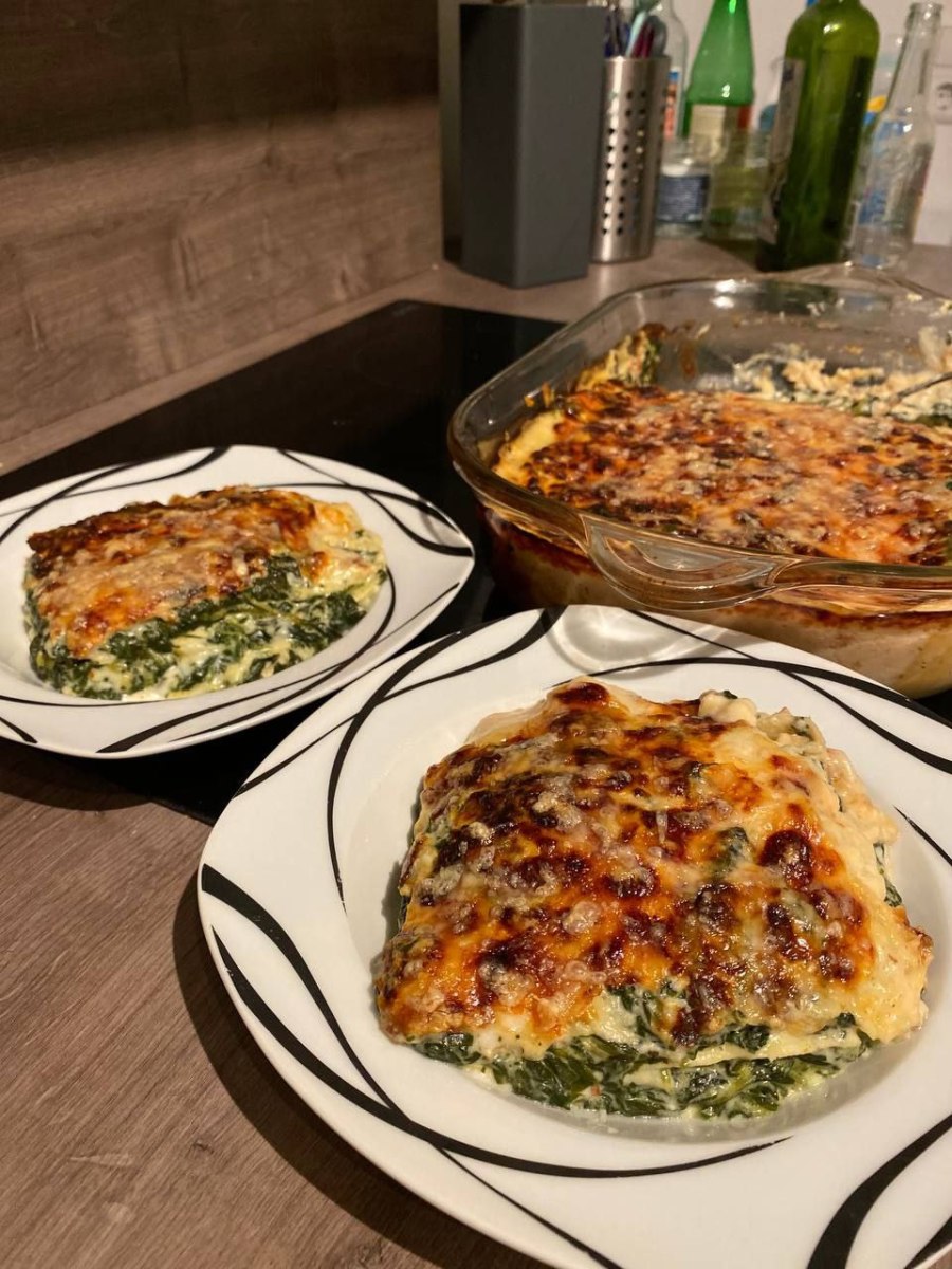 Hot lasagna with spinach