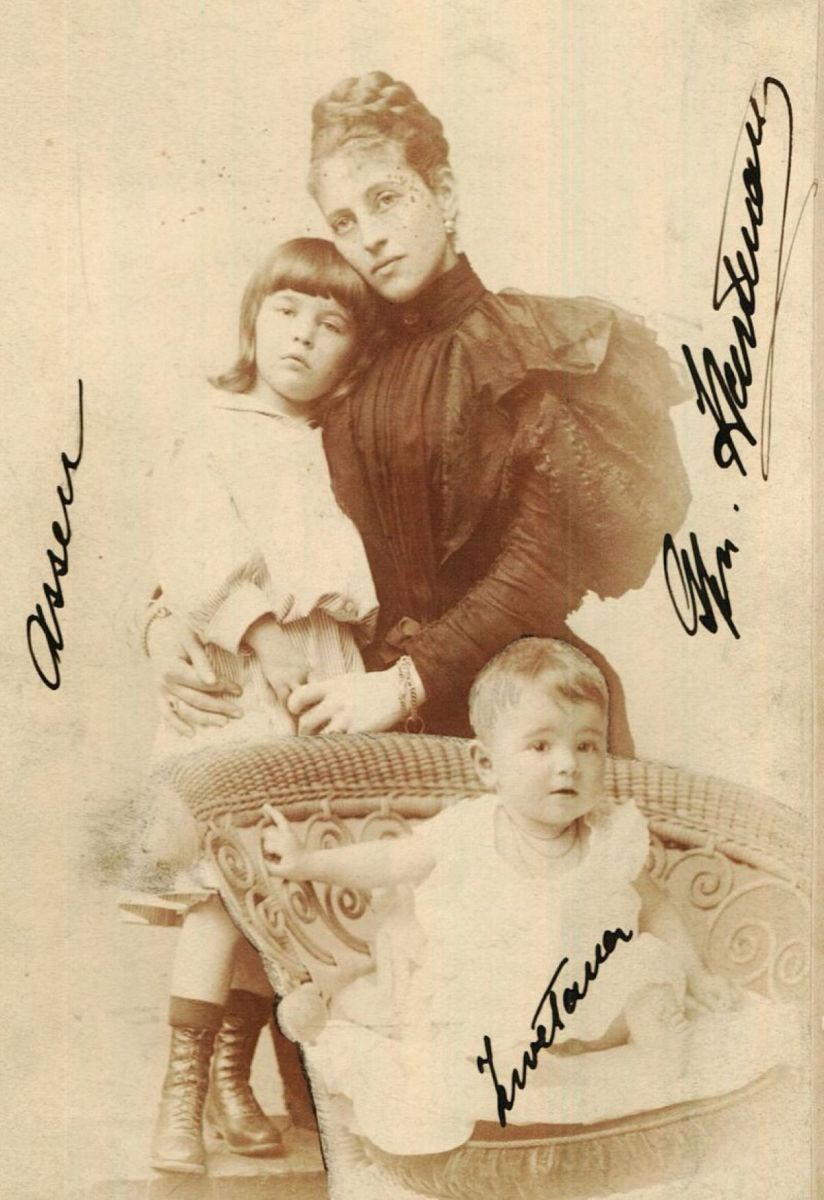 Johanna Loisinger, Countess von Hartenau with her children Assene and Zvetana.