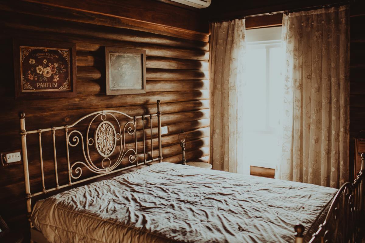When it comes to the Rooster look, try to go rustic. A bedroom with lots of browns suits the sign.