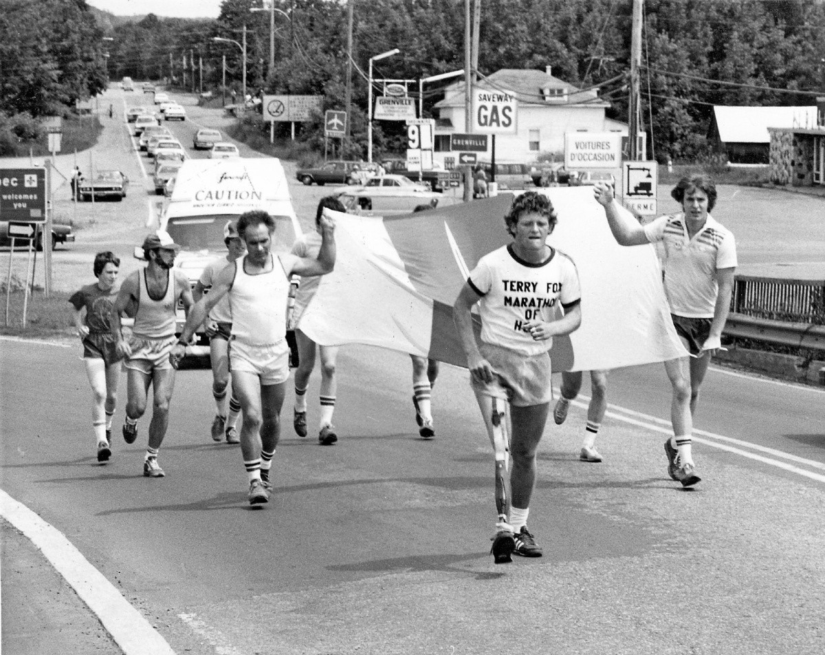 People running with Terry Fox during run across Canada