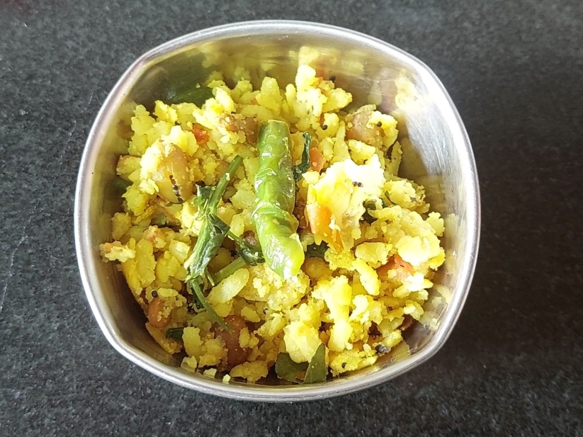 Tasty and healthy tomato poha is ready to serve.