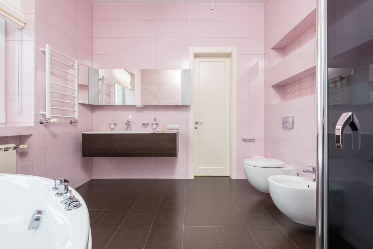 A wide-open bathroom with light pink walls will seem inviting. It will be a refreshing place to take a shower or bath. 