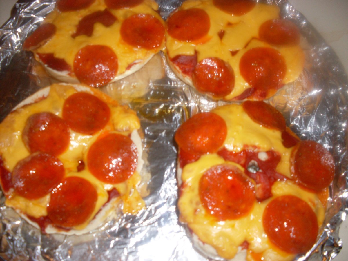 HOW TO MAKE PIZZA BAGELS : Budget Pizza Bagels Recipe