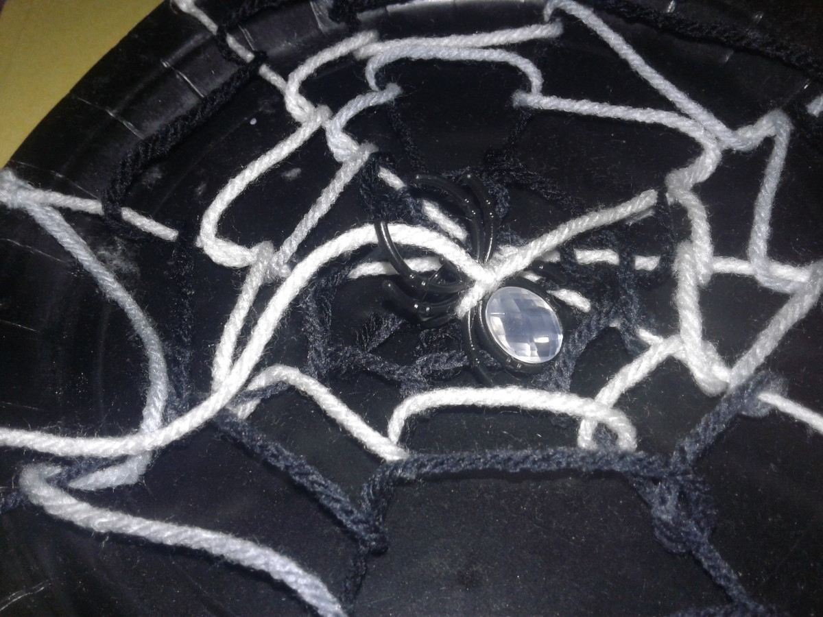 Easy Halloween Crafts: Paper Plate Spider Web