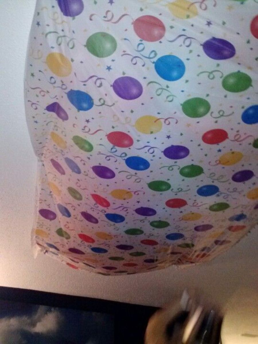 Pin dollar store table cloth to ceiling and fill w balloons! Homemade balloon drop for New Years Eve