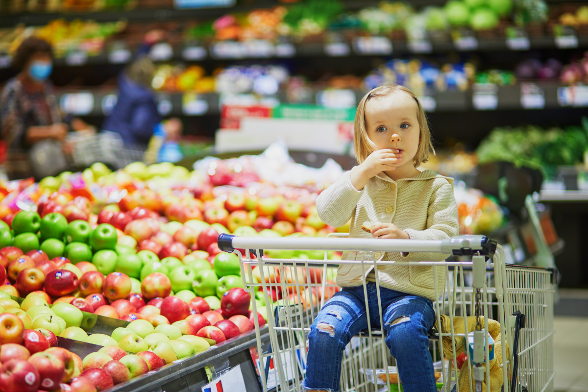 Little Girl Hates Cheese & Lets The Whole Grocery Store Know