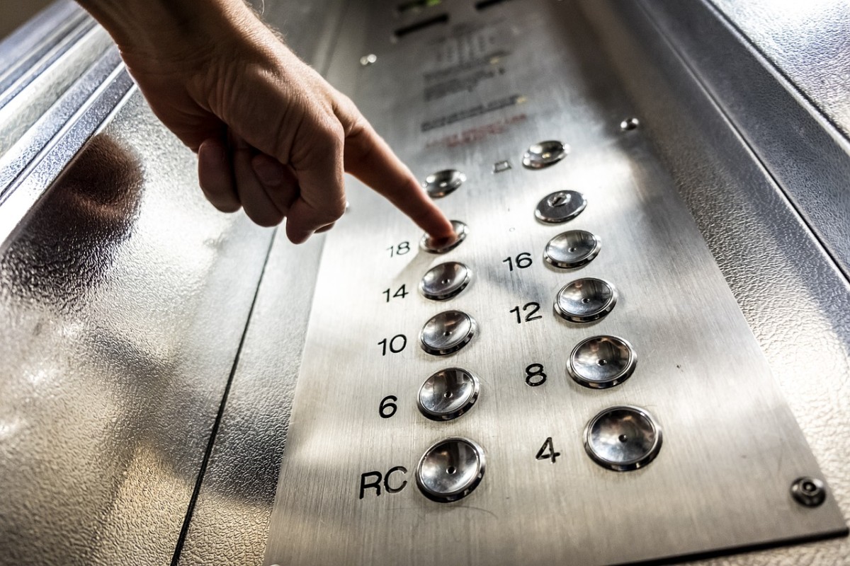 Elevator buttons: Image by Daniel Nettesheim from Pixabay
