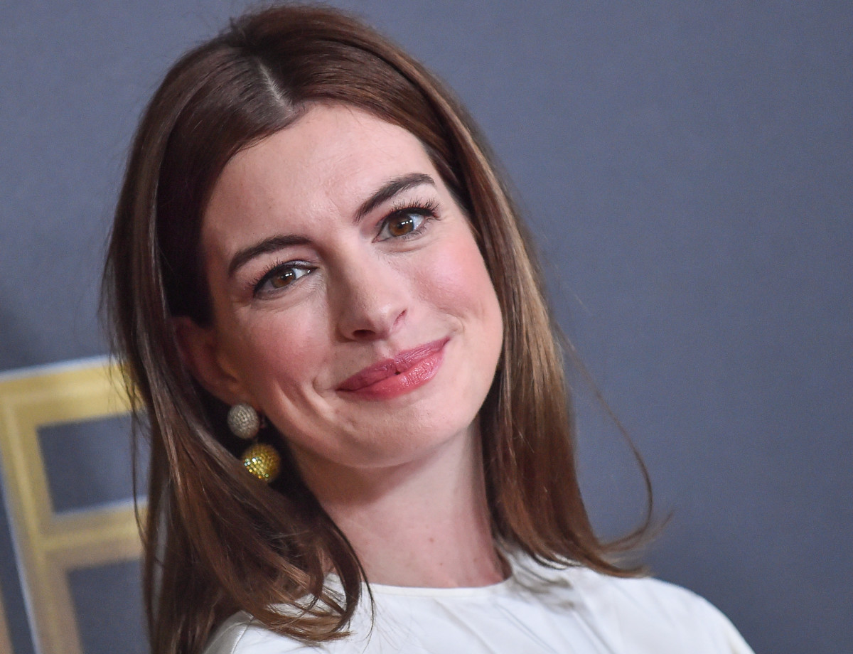 Anne Hathaway Sat Next to Anna Wintour During a Fashion Show and Had ...