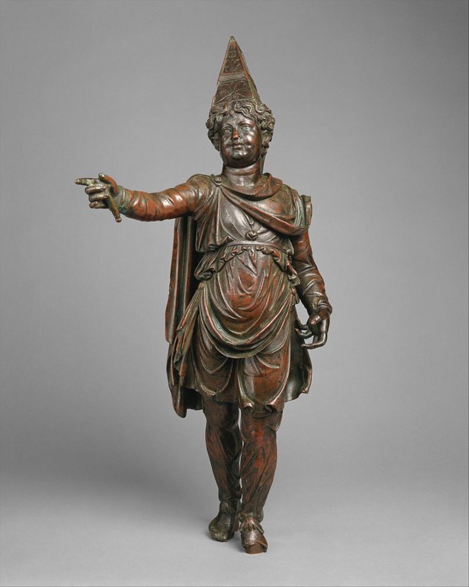 一个戴着头饰、穿着东方服饰的男孩雕像;枚铜牌。最近被确认可能是亚历山大·赫利俄斯，克利奥帕特拉和马克·安东尼的儿子。