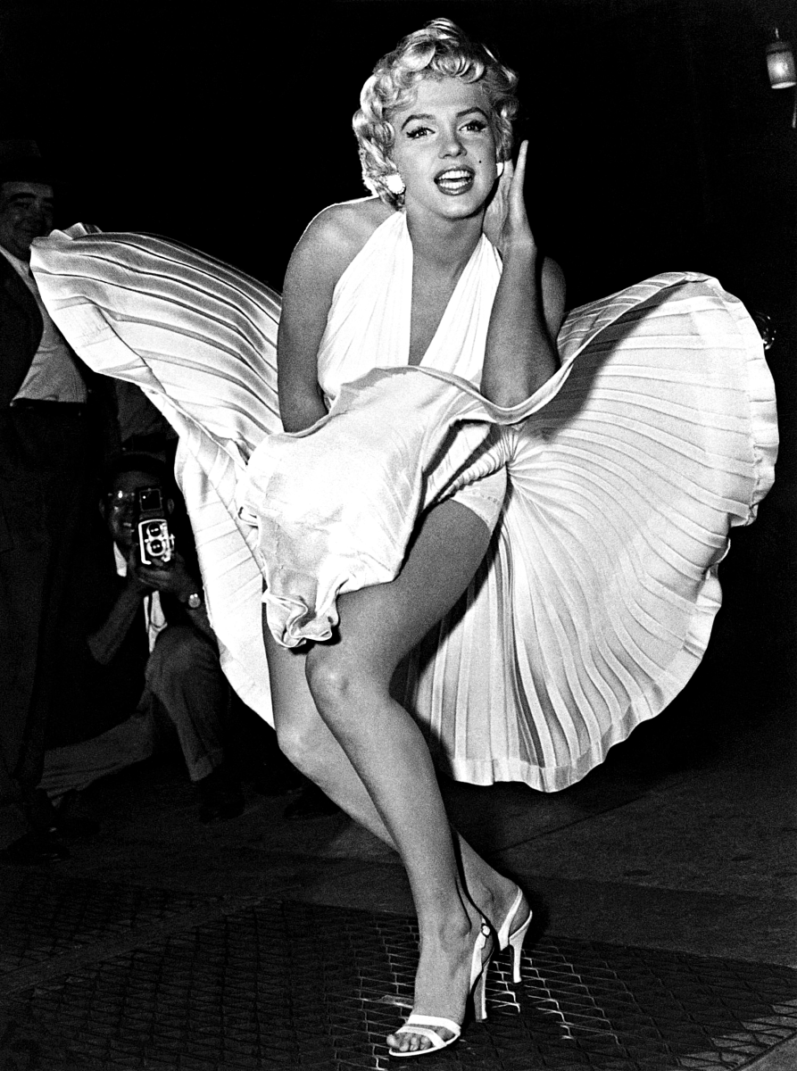 In 1954, while shooting the famous skirt scene in "The Seven Year Itch," Marilyn Monroe stopped to pose for press photographers.