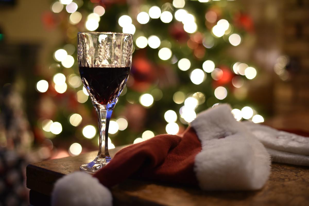 100+ Easy to Make Wine Glass Christmas Decorations to Bring the Festive Magic Home