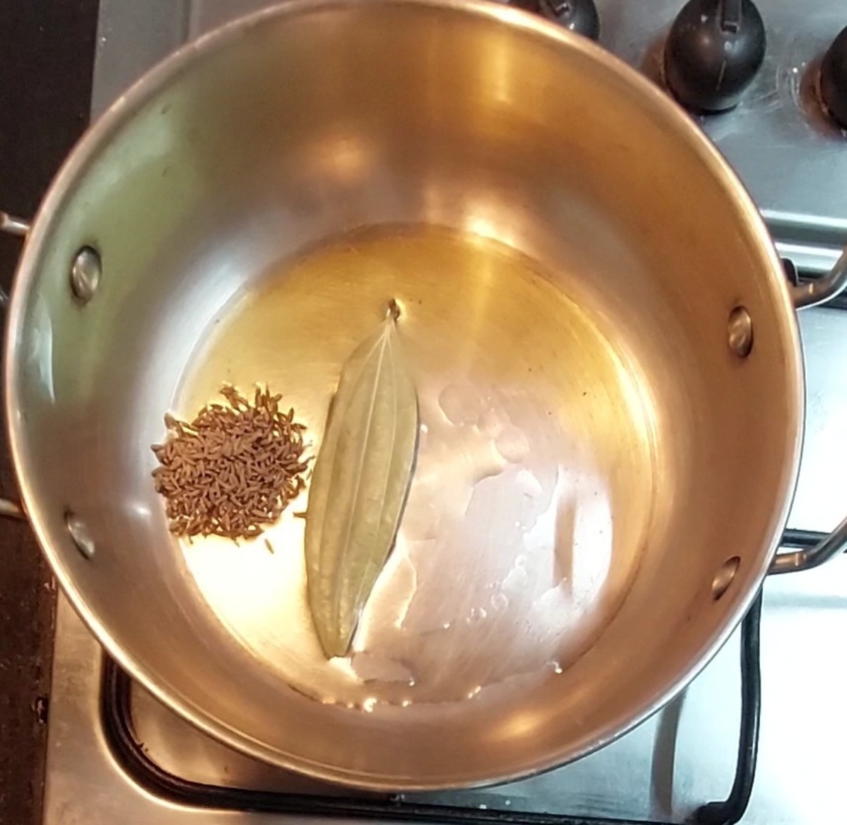 In a pan, heat 1 teaspoon ghee and 1 teaspoon oil. Add bay leaf, splutter 1/2 teaspoon cumin seeds and saute for a few seconds.