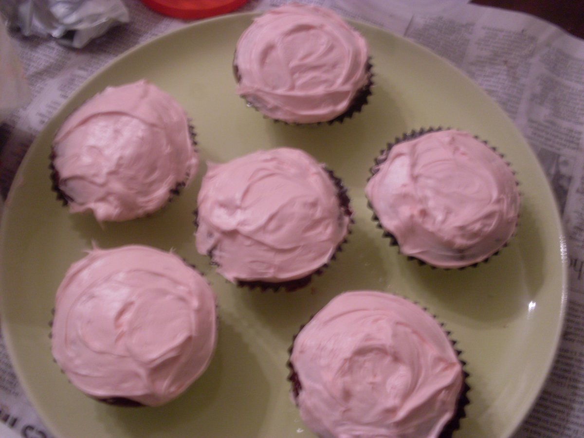 How to Make Red Velvet Cupcakes With Strawberry Frosting - Great for ...