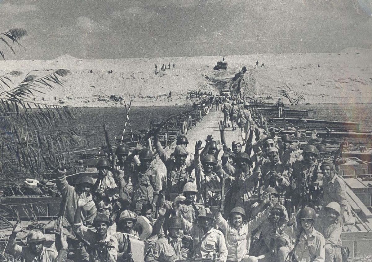 Egyptian soldiers at the crossing of the Suez Canal. 