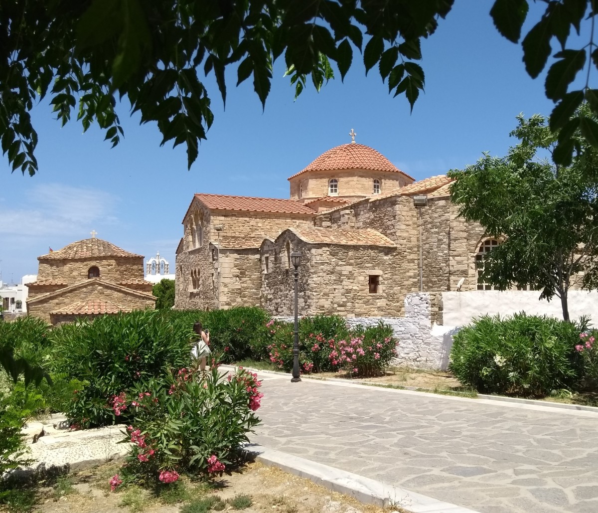 Panagia Ekatontapiliani (the church with 100 doors) . A 4th century, Byzantine-era church in Parikia.