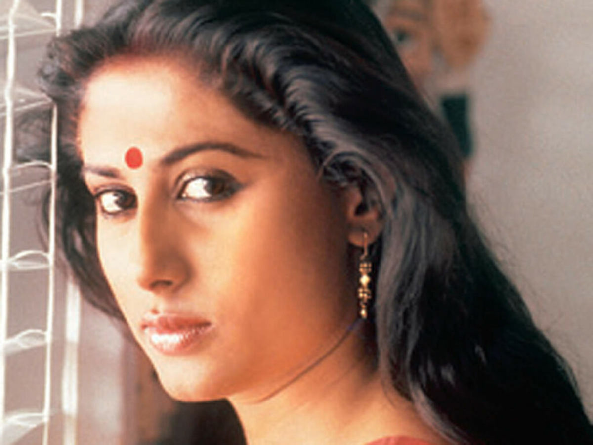 Smita Patil cut through the rose-tinted world of the commercial movies and showed the viewers the real face, a face with daily struggles, troubles, and little victories to keep the morale high to fight yet another day. 