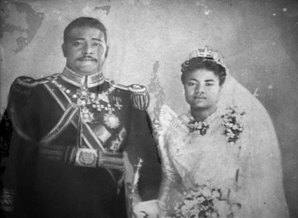 Salote's parents King Siaosi (George) Topou II and his first wife Lavinia. 
