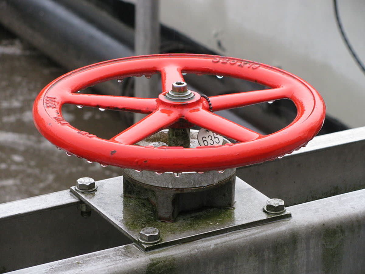This gate valve has a large diameter turning handle to increase torque and make turning of the valve stem easier