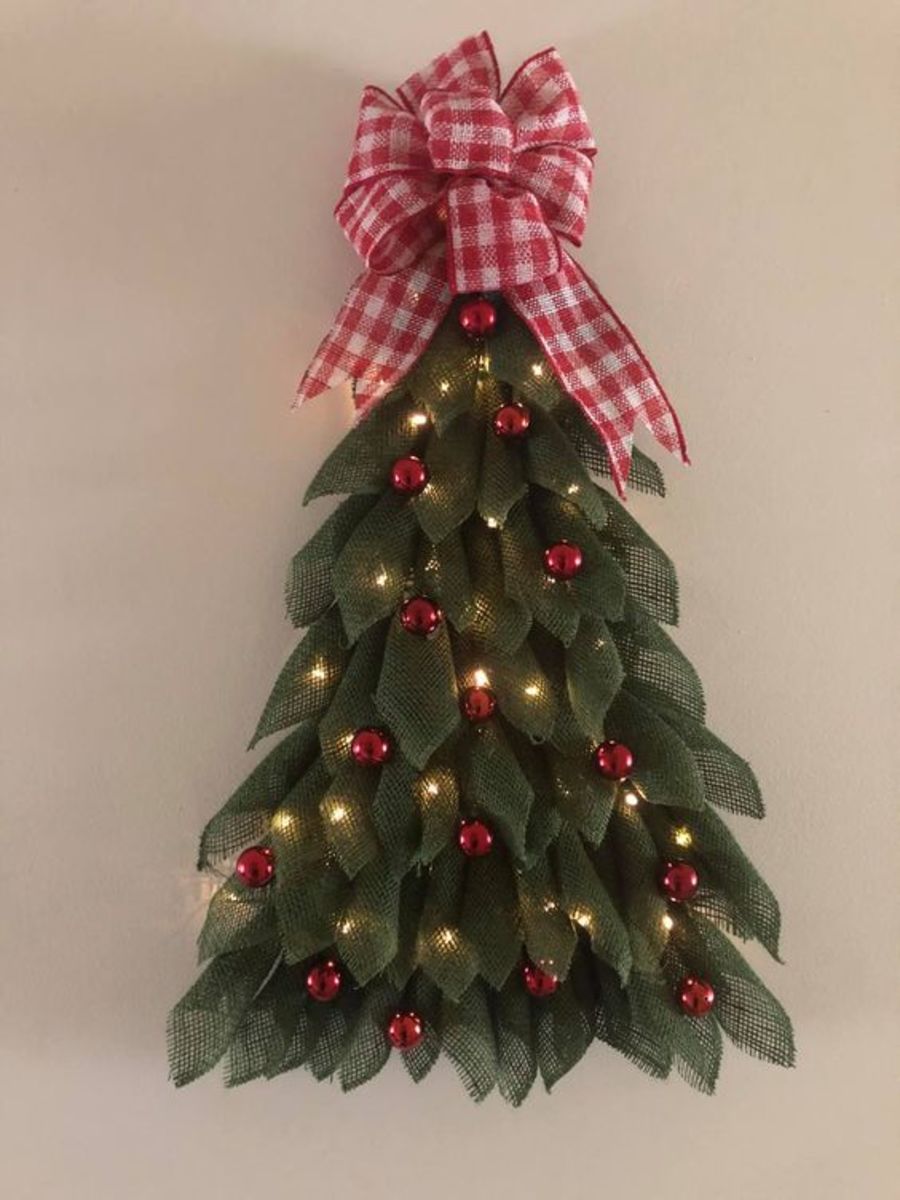 diy-deco-mesh-christmas-tree-wreaths