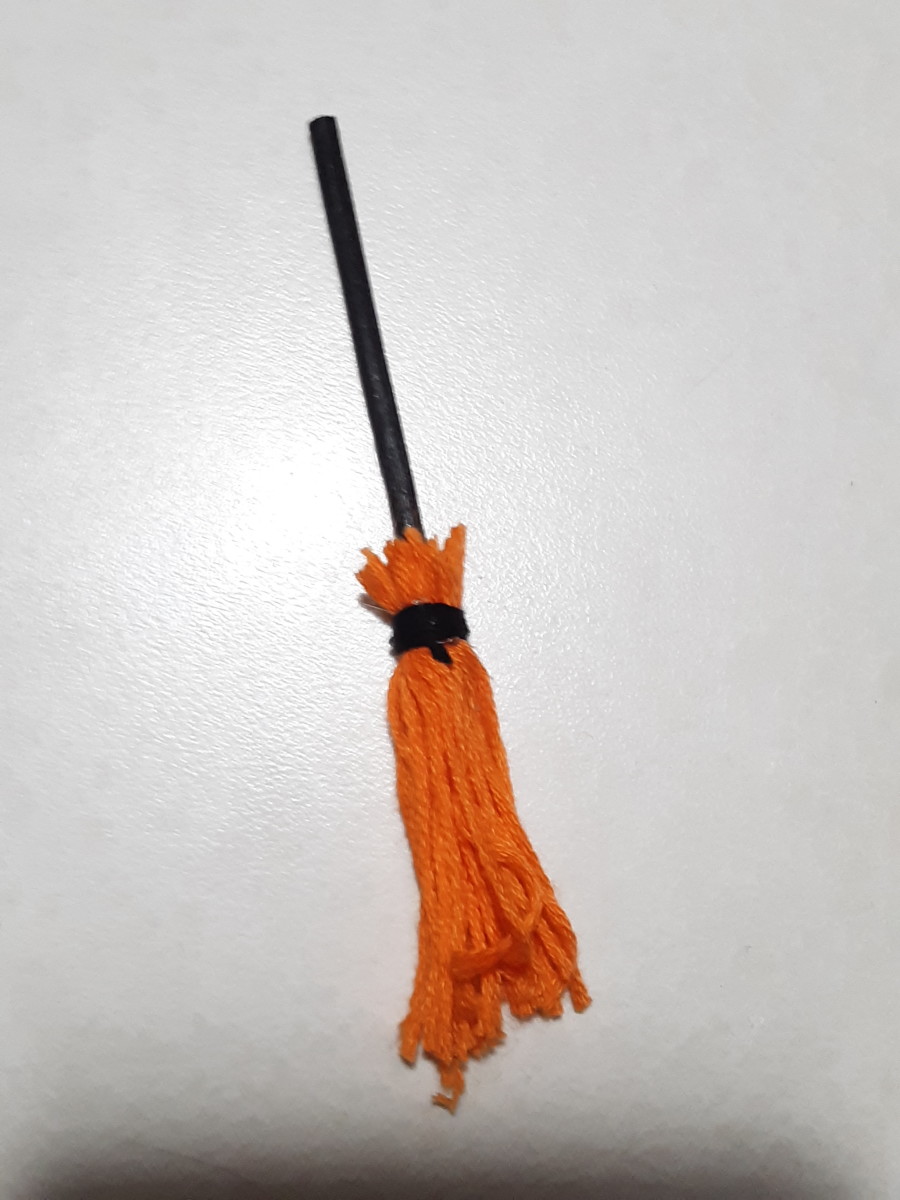 This is a black yarn around orange, so trim both ends of long yarn, if you use a different color.
