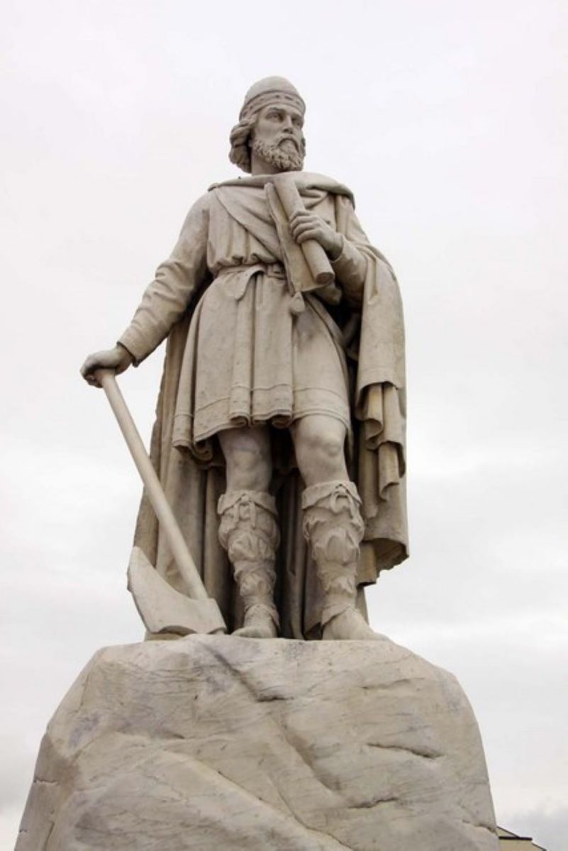 The statue of King Alfred the Great in Wantage Market Square, Oxfordshire. 