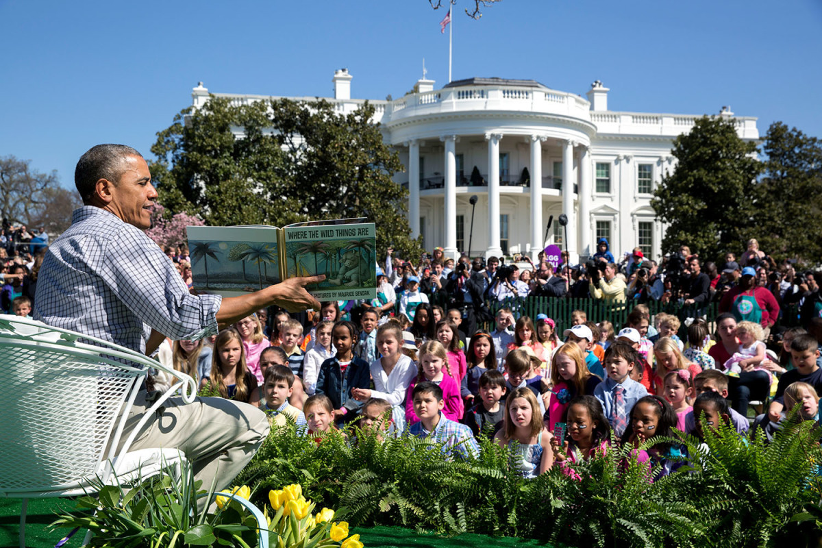 President Obama reads Where The Wild Things Are to school children on the White House lawn.