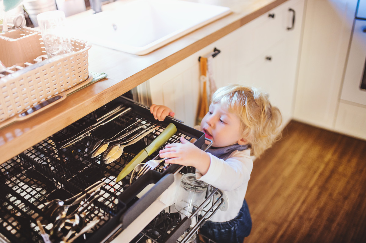 Toddler Takes Knife Safety Very Seriously WeHaveKids News