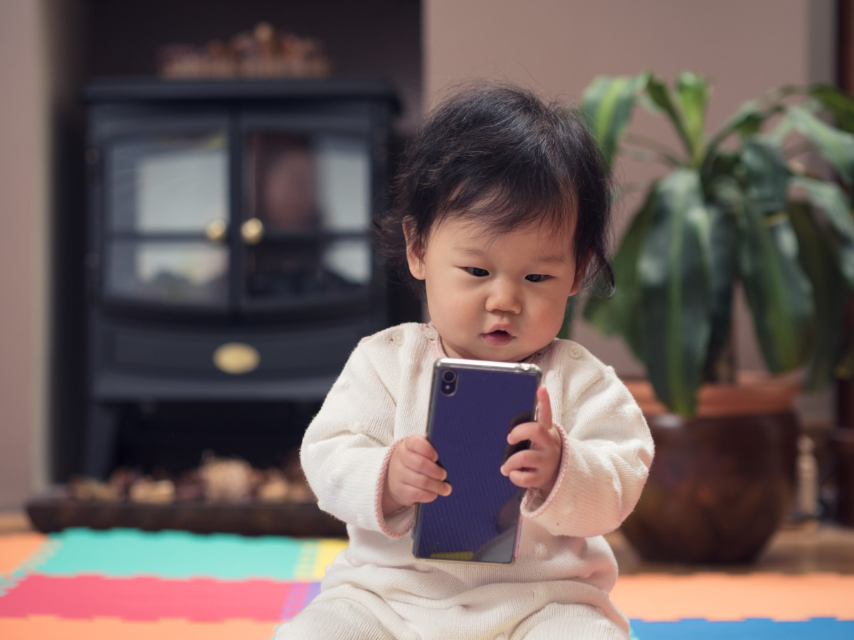 toddler-gets-caught-on-dad-s-phone-and-his-reaction-is-hilarious