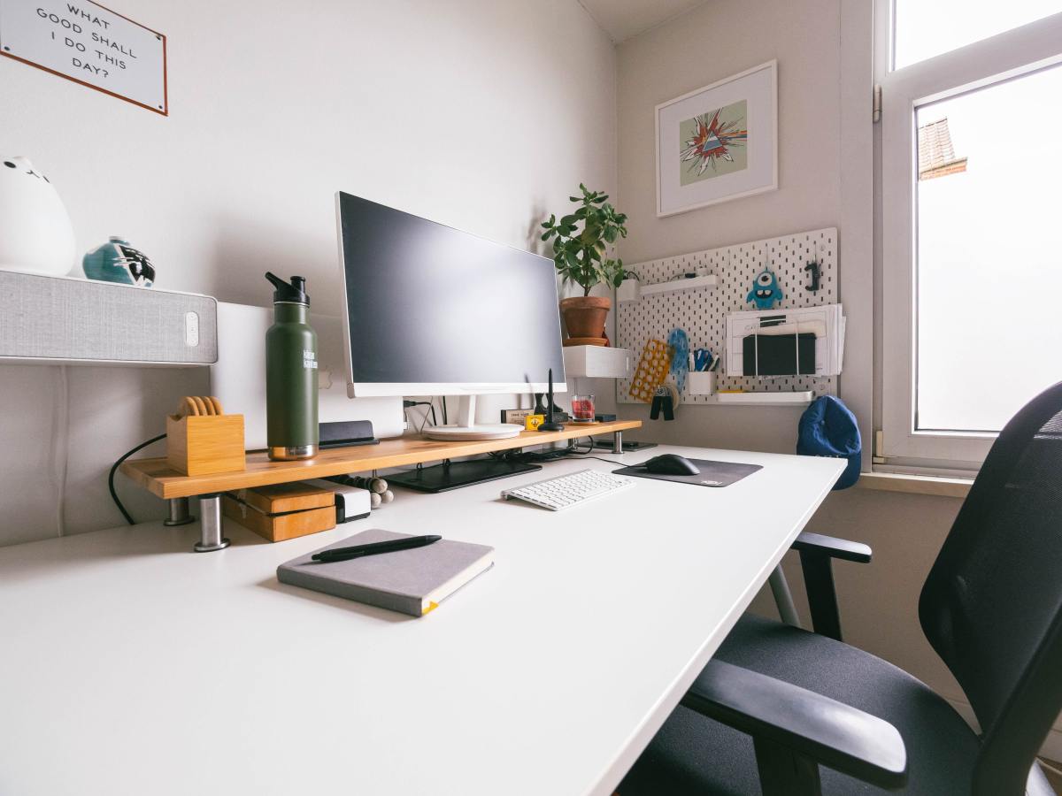 The 8 Best College Desk Setup Ideas for Students (Dorm, Study & More)