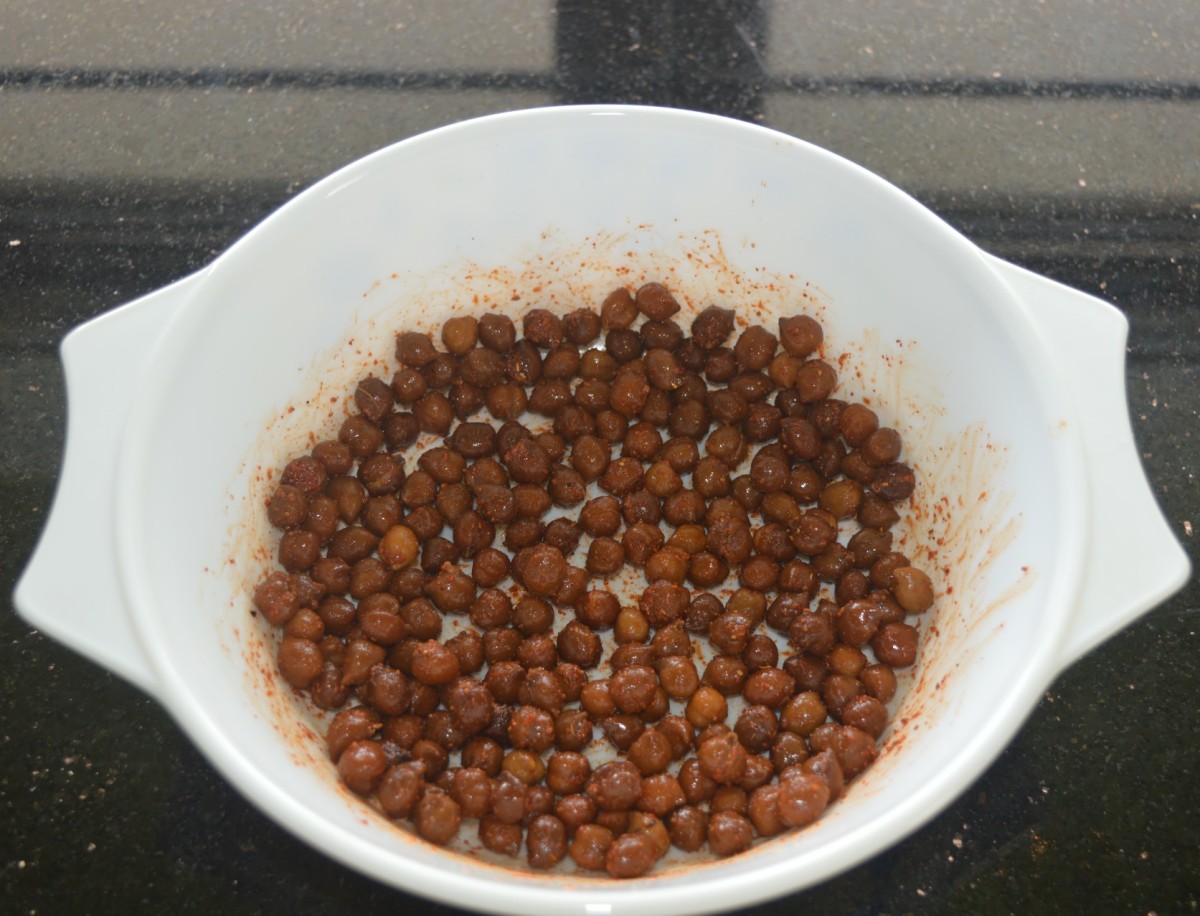 Step two: Mix the boiled black chickpeas with dry spices, green chutney, and sweet chutney.